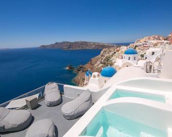 Theodora Suites - Oia - Balcony
