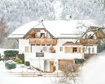Modern holiday apartment 'Oberplunerhof - Kronplatz' with Wi-Fi and Balcony - Chienes/Kiens - Gebouw