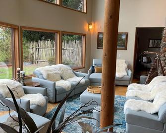 Barrel sauna, two plug-play hot tubs ,pool table Mt View private trail to river - Arlington - Sala de estar