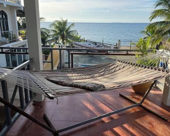 3 bdr. house, in front of the Bay with swimming pool, 3 terraces, dining room. - Trujillo - Balcony