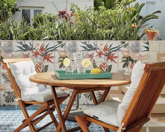 Casa Apollo Guesthouse - פארו - מרפסת