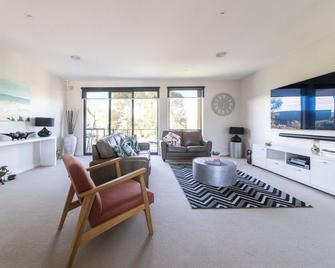 Torquay Golf Retreats - Pool, Beach, Tennis, Golf - Torquay - Living room