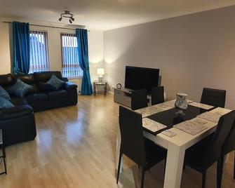 Spacious, modern 3 bedroom luxury flat in centre location - Broughty Ferry - Dining room