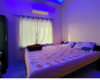 Megh Balika Santiniketan Family Homestay Ac - Shānti Niketan - Bedroom