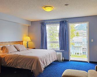 Misty Mountain Inn & Suites - Grande Cache - Bedroom