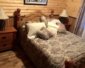 Welcome to Appalachian Lodge! Luxurious cabin situated on a beautiful property - Saint-Quentin - Bedroom