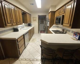 Dottie And Joe's Gorgeous Family Friendly Home - Duncan - Kitchen
