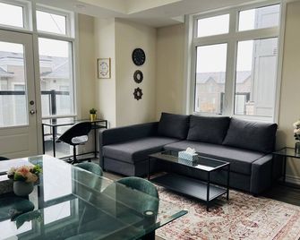 Mordern Brand new 2 Bedroom Townhome close to Airport and shopping centres - Brampton - Living room