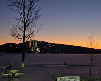 Elk Mountain Lake House and Ski Lodge! - Union Dale