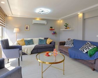 Maxihomes Hadrian Sky City View Old Town Sea View - Antalya - Living room