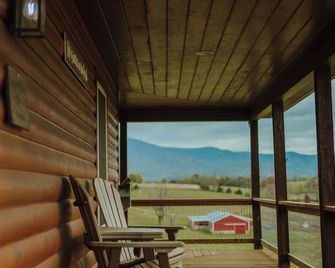 Cozy Cabin with Beautiful Mountain Views Near Shenandoah National Park in Luray - Luray - Balkon