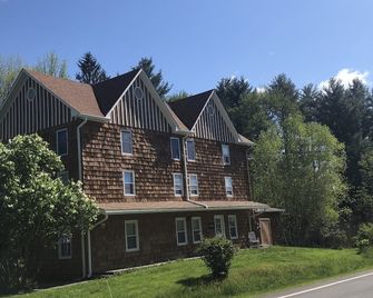 Gedney House Apt. 2: Only 8 minutes to Bethel Woods! Newly remodeled! - Kenoza Lake - Edificio