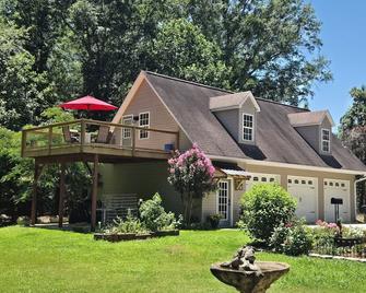 A charming cottage, recently renovated in a serene wooded area of Hanceville, AL - Hanceville - Building
