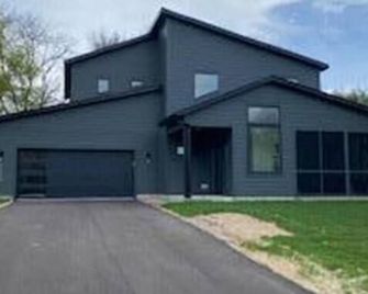 Modern & spacious 5-bedroom house in delightful White Bear Lake - White Bear Lake - Edificio