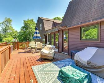 Spacious East Haddam Retreat w/ Private Pool! - East Haddam - Balcón