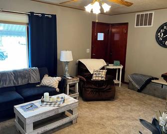Cute cozy full home fenced back yard spacious parking near lake - Wilson