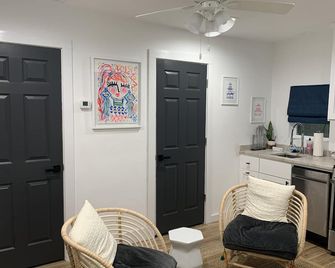 New To Vrbo - Perfect Location - Gray Moss Farm Cottage - Round Top - Living room