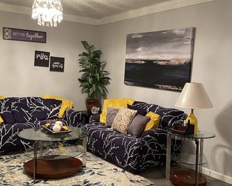 Jimmie's House is a cozy newly remodel three bedroom home that can accommodate 5 - Pine Bluff - Living room