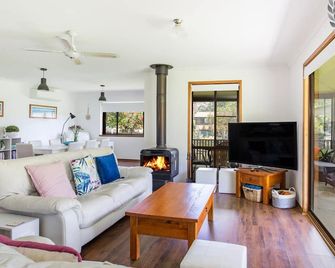 Callala Calm Pet Friendly 5 Mins Walk to Beach - 카랄라 베이 - 거실