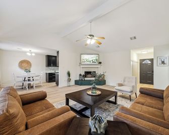 Charming 4-bedroom house with AC, WiFi in marvelous Richmond - Richmond - Living room