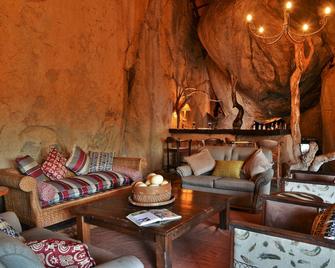 Amalinda Lodge - Matopos - Living room