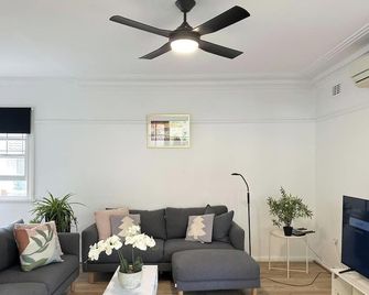 KozyGuru | Wyong | Cottage Close to Everything - Wyong - Living room