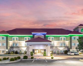 La Quinta Inn & Suites by Wyndham Tucumcari - Tucumcari - Bygning