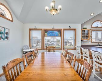 Semi-oceanfront Nags Head home | Sleeps 15! - Nags Head - Dining room