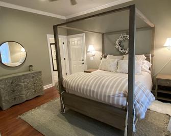 Charming one bedroom Carriage House a part of the Eden at Gracefield Event Venue - Walterboro - Bedroom