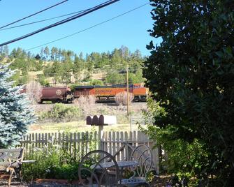 Budget Vintage Garden Cottage, Walk to town, Privacy, Deck, Wifi, Sleeps 2 max - Flagstaff - Vista del exterior