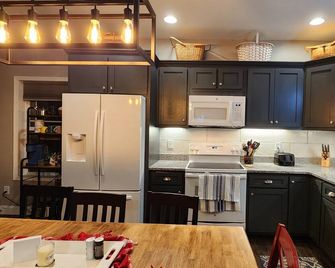 Bunk/Game Room, Near Lake, Pet Friendly, Firepit, Fun! - Toccoa - Kitchen