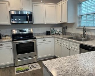 Spacious 5-bedroom house with AC, WiFi in charming Crestview - Crestview - Keittiö