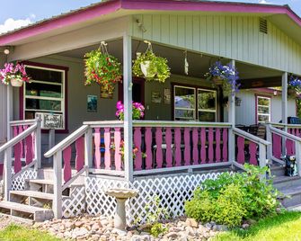 A Perfect Getaway within 3 Acres- Beautiful Mountain Views & Glacier Park Nearby - Columbia Falls - Gebäude