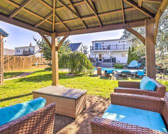 New Haven Gem with Private Pool, Walk to Beach! - New Haven - Innenhof