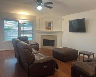 Charming 3-bedroom house with AC and fitness room in Conroe - Conroe - Вітальня