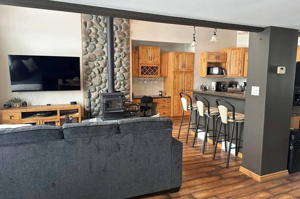 Peaceful 2-BR Waterfront Retreat. Lots of amenities ,AC,WiFi,and great fishing! - Selkirk - Living room