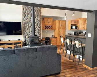Peaceful 2-BR Waterfront Retreat. Lots of amenities ,AC,WiFi,and great fishing! - Selkirk - Living room