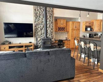 Peaceful 2-BR Waterfront Retreat. Lots of amenities ,AC,WiFi,and great fishing! - Selkirk - Living room