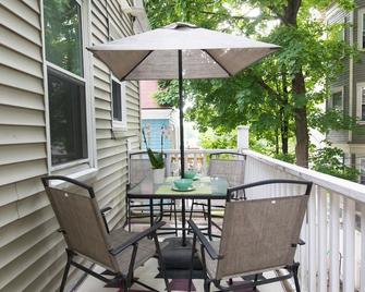 Perfect For Large Group 10 Beds 4.6 MI To Downtown Steps To T 5bd/2bth - Boston - Balcón