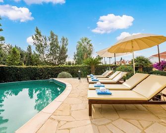 Villa Camelot by Ezoria Villas - Coral Bay - Basen