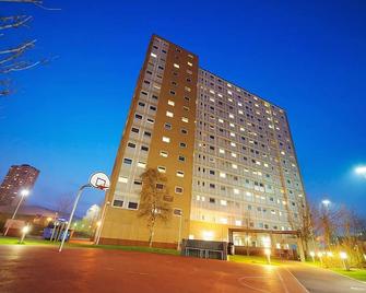 John Lester & Eddie Colman Courts - Campus Accommodation - Salford - Gebäude