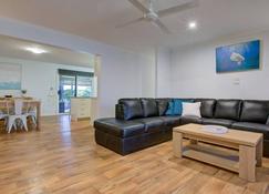 Billfish - Close to town and across from bushland - Exmouth - Living room