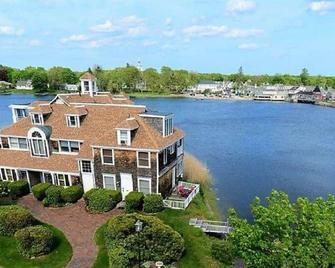 Stunning Waterfront Condo with deck, Walk to Shops and Restaurants - Kennebunk - Building