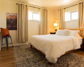 Relax in the country next door to AP Ranch and Wedding Venue! - Loma - Bedroom