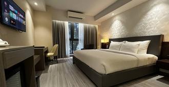 Capitol Hill Hotel and Suites - Angeles City - Bedroom