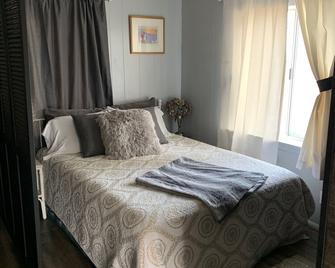 Dotty's Place Downtown - Port Orchard - Bedroom