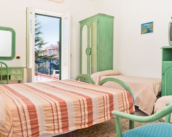 Hotel Del Postiglione - איסקיה - חדר שינה