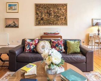 Grand & Spacious Central Apt With Wifi - Edimburgo - Sala de estar