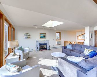 Private Beach & Deck: Spacious Lake Michigan Home - Menominee - Sala de estar