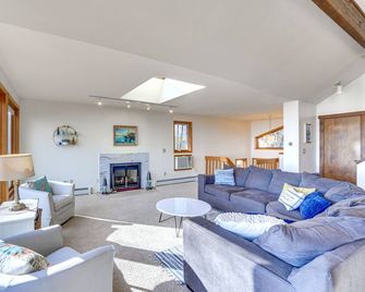 Private Beach & Deck: Spacious Lake Michigan Home - Menominee - Sala de estar
